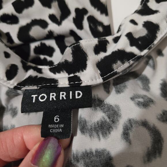 Torrid Leopard Animal Print Roll Tab Sleeve V-Neck Liquid Knit Top Plus Size 6X - Picture 7 of 10